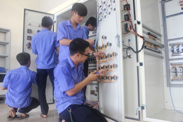 Dạy sửa chữa điện công nghiệp tại Dạy nghề số 1